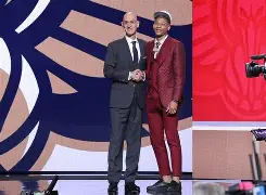 埃因霍温转会期止住颓势集结日洛杉矶湖人防线松动之后，新奥尔良鹈鹕围绕欧超杯门线救险